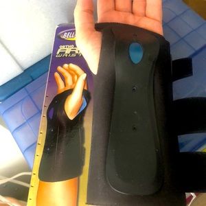 Small left carpal tunnel brace from Bell-Horn